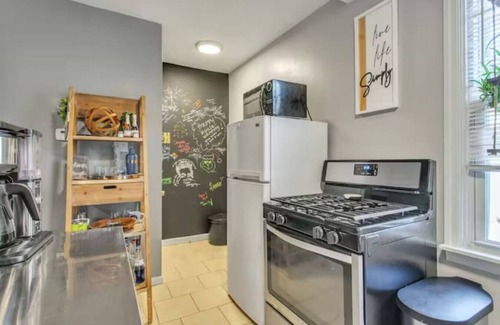 Lower Lawrenceville Apartment | Walk to Arsenal Park! Cozy & Comfy Studio up to 4Pax