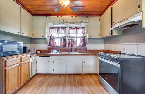 Henderson House | Walk to Atchafalaya Basin: Quiet Getaway w/Yard