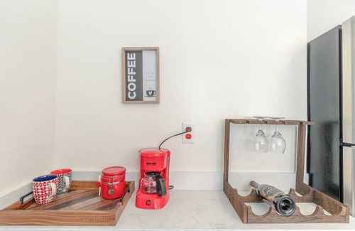 Pill Hill Apartment | Walk to BART- SF in minutes & Off Street parking