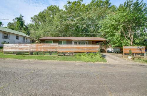 Hot Springs House | Walk to Bathhouse Row Dog-Friendly Home!
