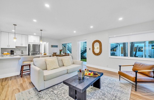 Barrier Island House | Walk to Beach/8 Suites - Private Entrances/Hot Tubs/ Birch Key | HOMES