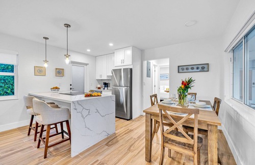 Barrier Island House | Walk to Beach/8 Suites - Private Entrances/Hot Tubs/ Birch Key | HOMES