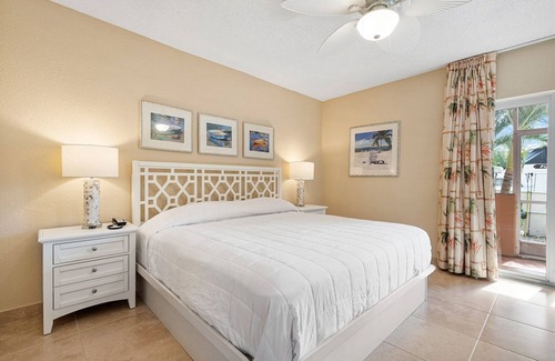 Barrier Island Resort | Walk to Beach and Strip- 2 bedrooms, and WiFi in Fort Lauderdale