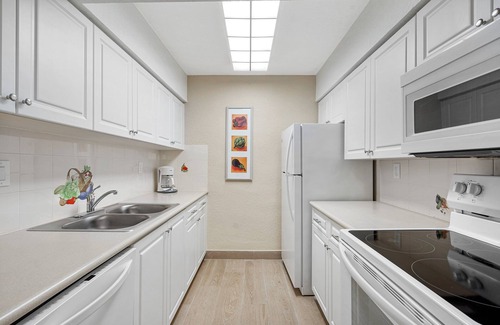 Barrier Island Resort | Walk to Beach and Strip- 2 bedrooms, and WiFi in Fort Lauderdale