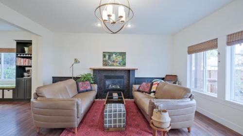 South Central House | Walk to Beach and Downtown
