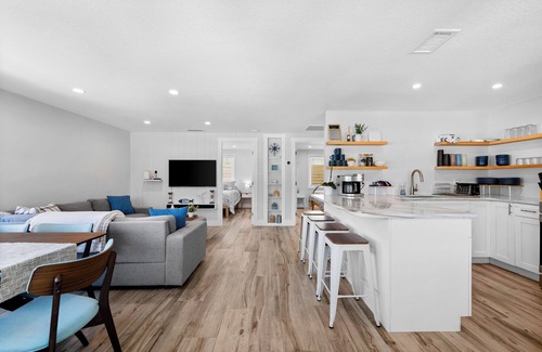Laurel House | Walk to Beach. Beautifully Renovated 3BR, 2BA Home w/Outdoor Shower & Grille