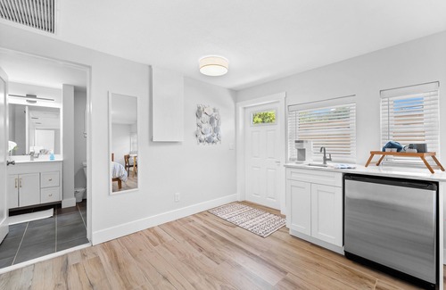 Laurel House | Walk to Beach. Beautifully Renovated 3BR, 2BA Home w/Outdoor Shower & Grille