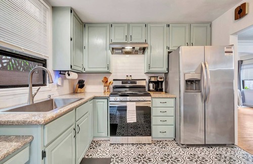 Belmont Shore Apartment | Walk to Beach, Boutiques & Bars — Family Friendly