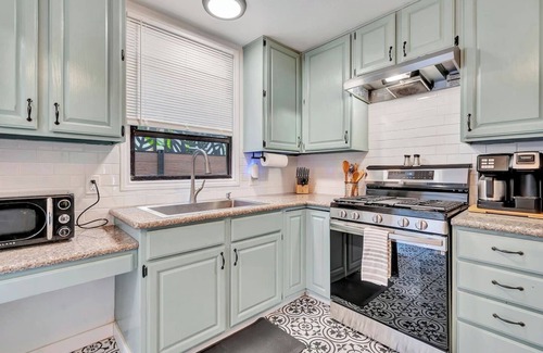 Belmont Shore Apartment | Walk to Beach, Boutiques & Bars — Family Friendly