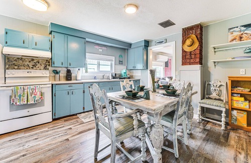 Moclips House | Walk to Beach: Charming Home - 3 Mi to Seabrook