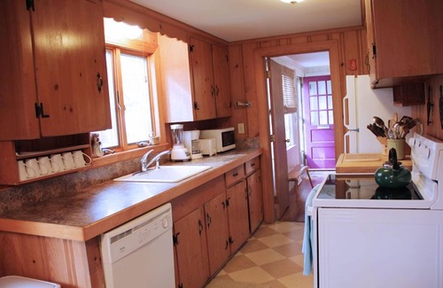 Harwich Port Cottage | Walk to Beach Close to Town WiFi AC Units Ginger Plum Cottage