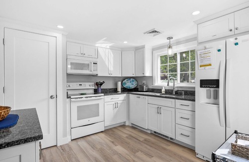 West Harwich House | Walk to Beach Dog Friendly AC WiFi Fenced Yard Crosswinds II