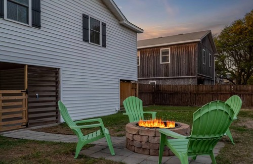 Nags Head Cottage | Walk to beach - Fire pit - Near dining & shopping