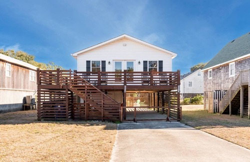 Nags Head Cottage | Walk to beach - Fire pit - Near dining & shopping
