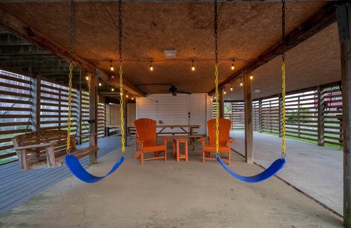 Nags Head Cottage | Walk to beach - Fire pit - Near dining & shopping