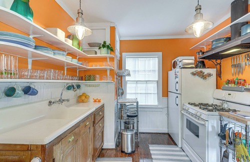 San Jacinto Cottage | Walk to Beach: Galveston Home w/Hot Tub