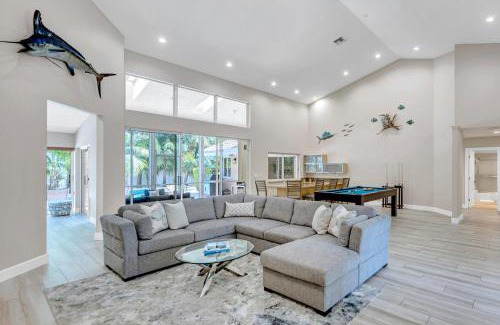 Harbor Beach House | Walk to beach Heated Pool Ample residence Marlin Key