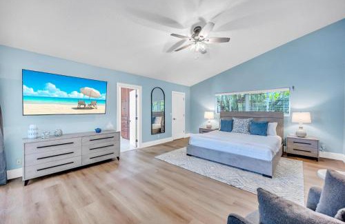 Harbor Beach House | Walk to beach Heated Pool Ample residence Marlin Key