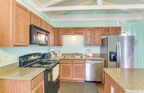 Port Bolivar House | Walk to Beach: Home w/Hot Tub & Deck in Gilchrist