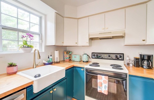 North Beach House | Walk to Beach! King Bed & Free Beach Passes