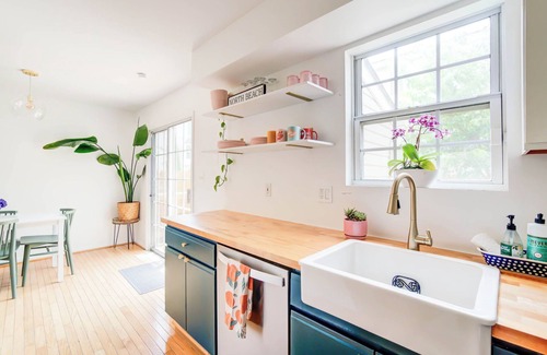 North Beach House | Walk to Beach! King Bed & Free Beach Passes