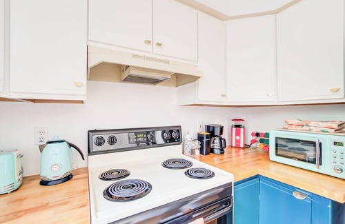 North Beach House | Walk to Beach! King Bed & Free Beach Passes