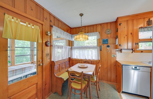Cutchogue House | Walk to Beach: Long Island Wine Country Home!