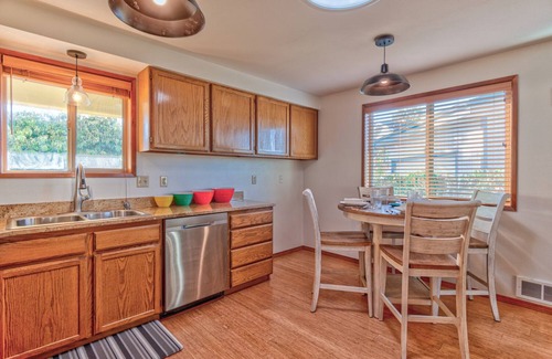 Bandon House | Walk to Beach or Town from Quiet and Cozy Cottage