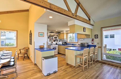 Roads End House | Walk to Beach: Oregon Coast Escape w/Hot Tub!