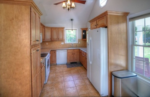 Green Hill House | Walk to beach, private, immaculate, indoor-outdoor entertaining, toys included!