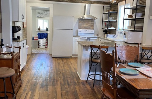 Gulfport Cottage | Walk to beach, pier, casino from historic charming cottage and pet friendly!