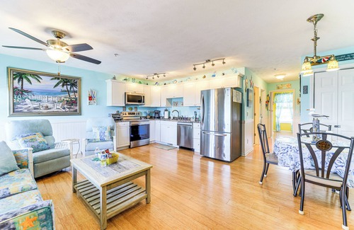 Surf City Condo | Walk to Beach & Pier: Quiet Retreat in Surf City