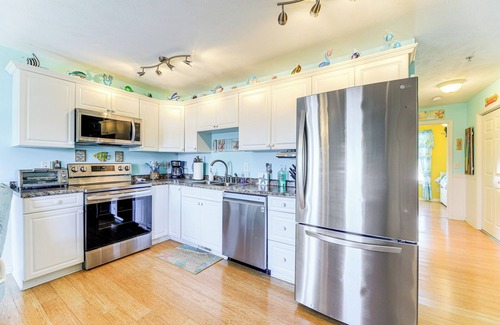 Surf City Condo | Walk to Beach & Pier: Quiet Retreat in Surf City
