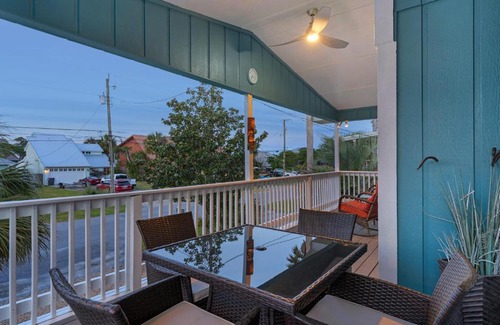 Silver Sands House | Walk to Beach Restaurants Fire Pit Large Porch