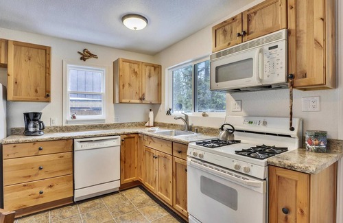 Tahoe City House | Walk to Beach Restaurants & Shops in Tahoe City- Dogs OK -Green Grove Cottage