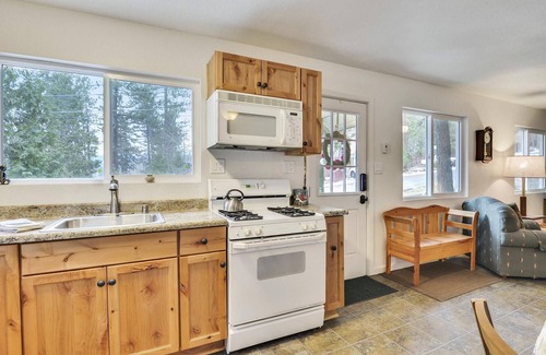 Tahoe City House | Walk to Beach Restaurants & Shops in Tahoe City- Dogs OK -Green Grove Cottage