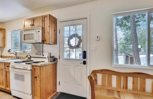 Tahoe City House | Walk to Beach Restaurants & Shops in Tahoe City- Dogs OK -Green Grove Cottage