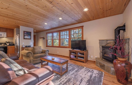 Tahoe City Cottage | Walk to Beach & Tahoe City Restaurants, Hot Tub, Dogs Ok- Fairway Retreat