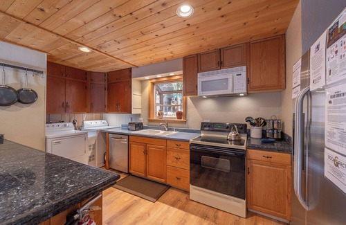 Tahoe City Cottage | Walk to Beach & Tahoe City Restaurants, Hot Tub, Dogs Ok- Fairway Retreat