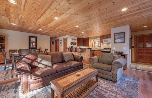 Tahoe City Cottage | Walk to Beach & Tahoe City Restaurants, Hot Tub, Dogs Ok- Fairway Retreat