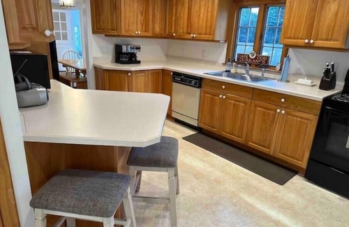 Falmouth House | Walk To Beach, Town, Harbor!
