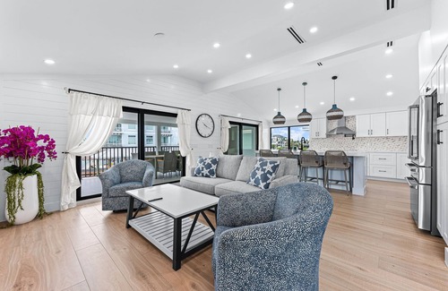 Fort Myers Beach Condo | Walk To Beach, North End Restaurants, Night Life Steps Away!