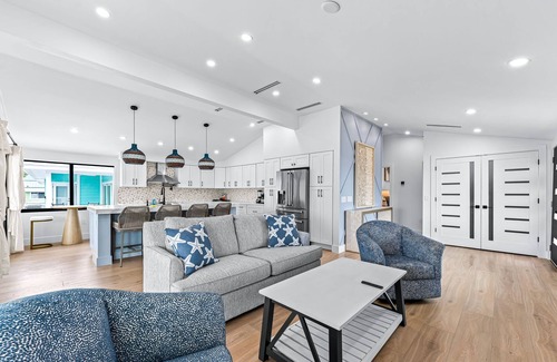 Fort Myers Beach Condo | Walk To Beach, North End Restaurants, Night Life Steps Away!