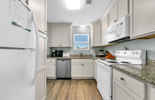 Kiska Beach House | 🌊Walk to Beach-Dog Friendly-Great Location-Sand Dollar🌊