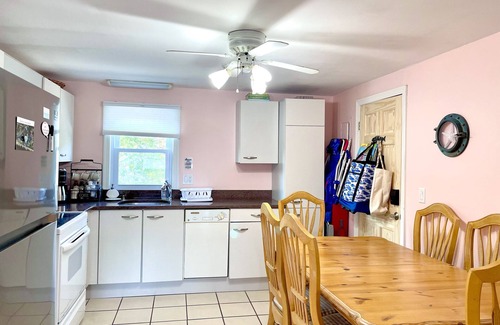 Dennis Port Condo | ✨Walk to Beaches & Restaurants☀️Full Kitchen, AC, Outdoor Shower