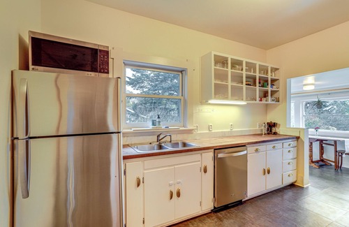 Phinney Ridge House | Walk to Brewery District: Seattle Home w/Deck