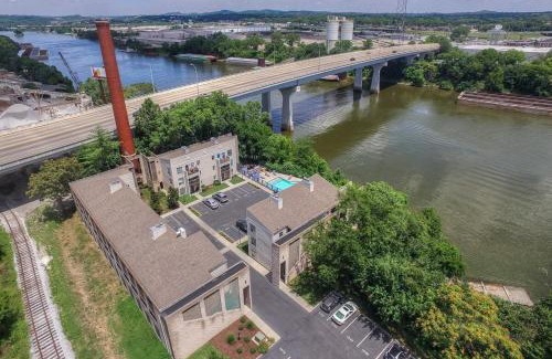 North Capitol Apartment | Walk to Broadway Riverfront Condo with Pool