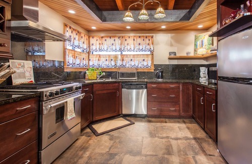 Mammoth Lakes Condo | Walk to Canyon Lodge from this Cozy and Updated CondonTOML-CPAN-11200
