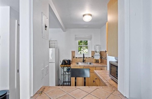 Samarkand House | Walk to coffee, relax on the private deck!