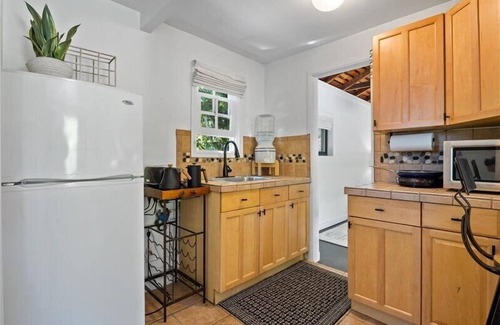 Samarkand House | Walk to coffee, relax on the private deck!